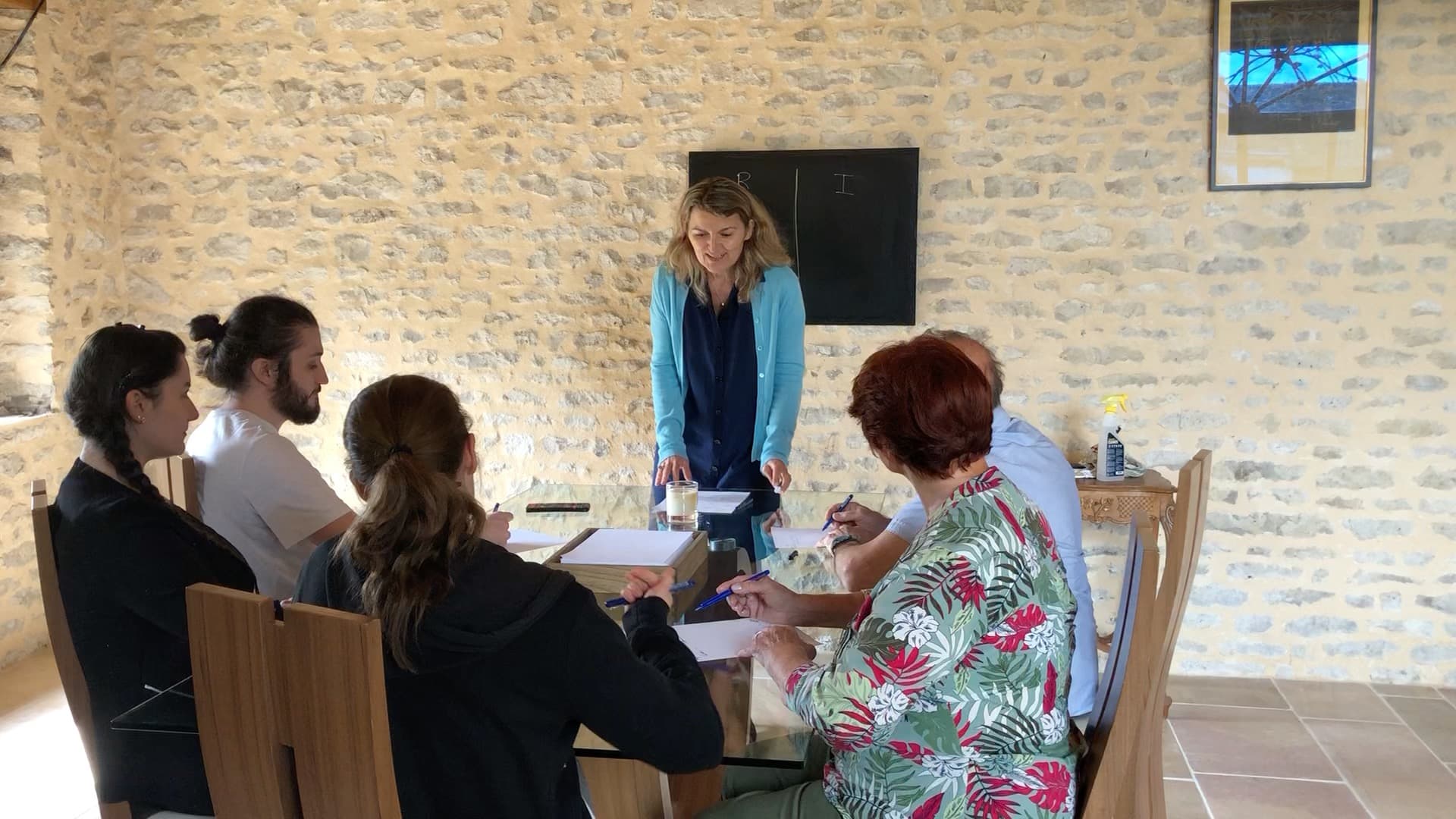 Domitille Raillon anime un atelier d'écriture devant un petit groupe de participants